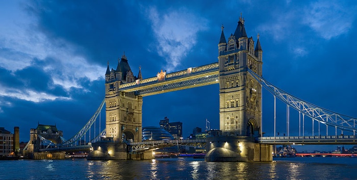 Tower_bridge_London_Twilight_-_November_2006-700px