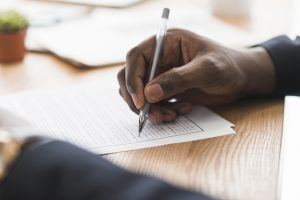 Empresario de cultivos firmando papeles