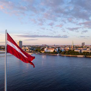 Vista del atardecer sobre la presa AB en Riga