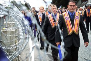 ORANGEMEN DESFILE A LA BARRERA DE SEGURIDAD EN LA IGLESIA DE DRUMCREE.