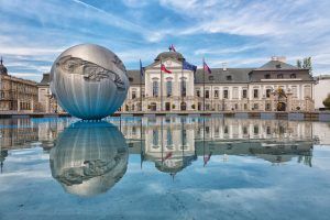 Palacio presidencial en Bratislava, Eslovaquia en el soleado día de verano