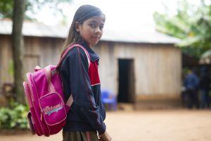 Niña yendo a la escuela en Paraguay