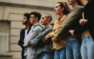 Activistas unidos en piquete de protesta