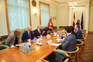 El primer ministro letón, Krišjānis Kariņš, y el director de la Cancillería de Estado, Janis Citskovskis, se reúnen con el director ejecutivo de OGP, Sanjay Pradhan, y su equipo.