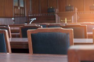 Mesa y silla en la sala de audiencias del poder judicial.