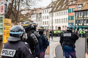 Police officers securing the zone in front of Yellow Jackets Gil