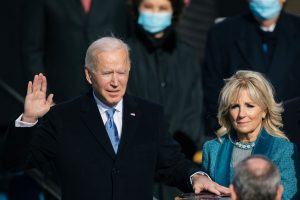 El presidente Joe Biden juramentado con Jill Biden