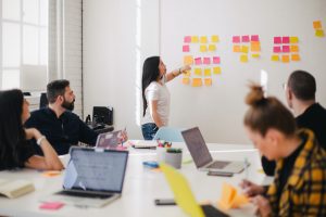 Groupe avec post-it