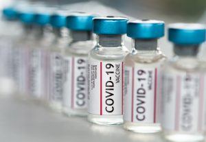Frascos de vacuna contra el coronavirus Covid-19 en una fila macro de cerca