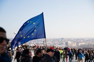 Personas con bandera de la UE