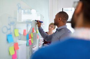 Equipo diverso de compañeros de trabajo millennials creativos en estrategias de lluvia de ideas de una startup