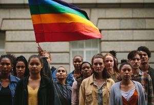 Comunidad LGBTQI con bandera en la calle de la ciudad